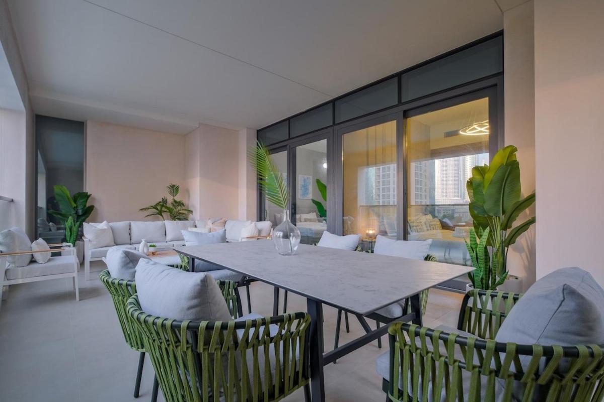 Apartment Luxurious 2-bedroom Escape With Burj Khalifa Views At Act One In Downtown Dubai
