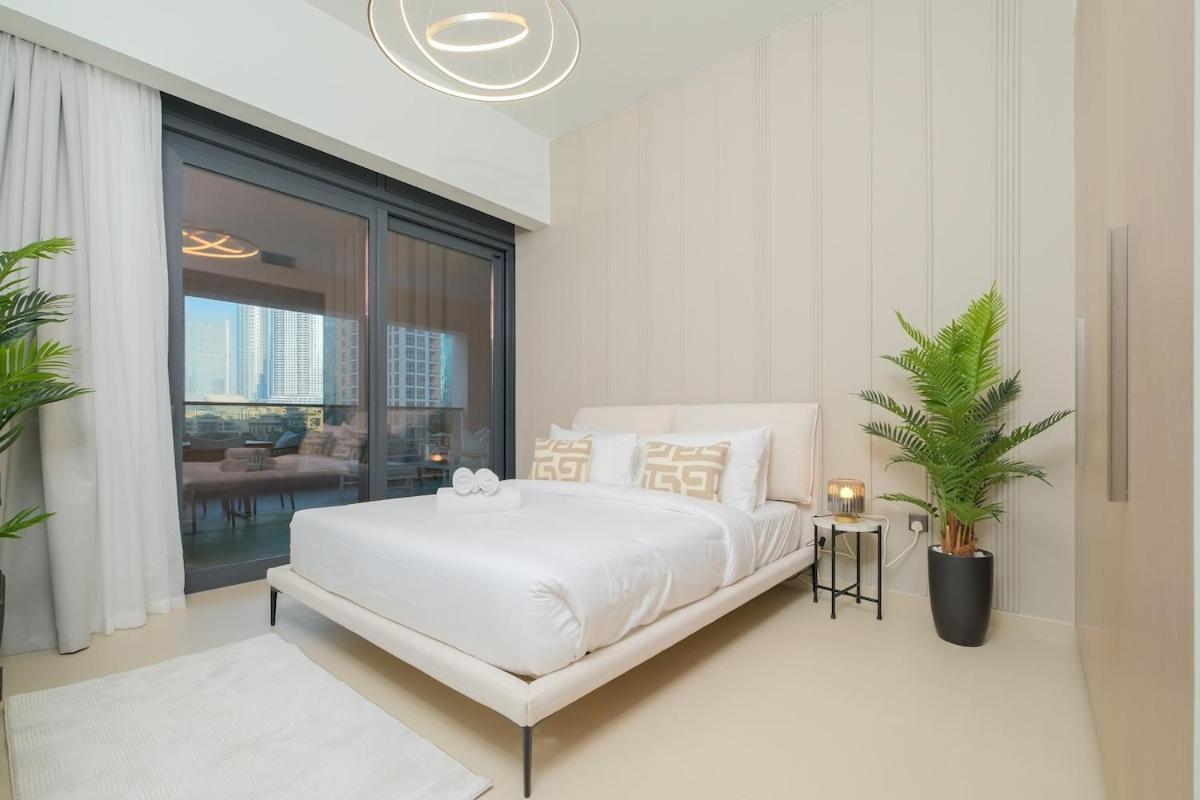 Apartment Luxurious 2-bedroom Escape With Burj Khalifa Views At Act One In Downtown *