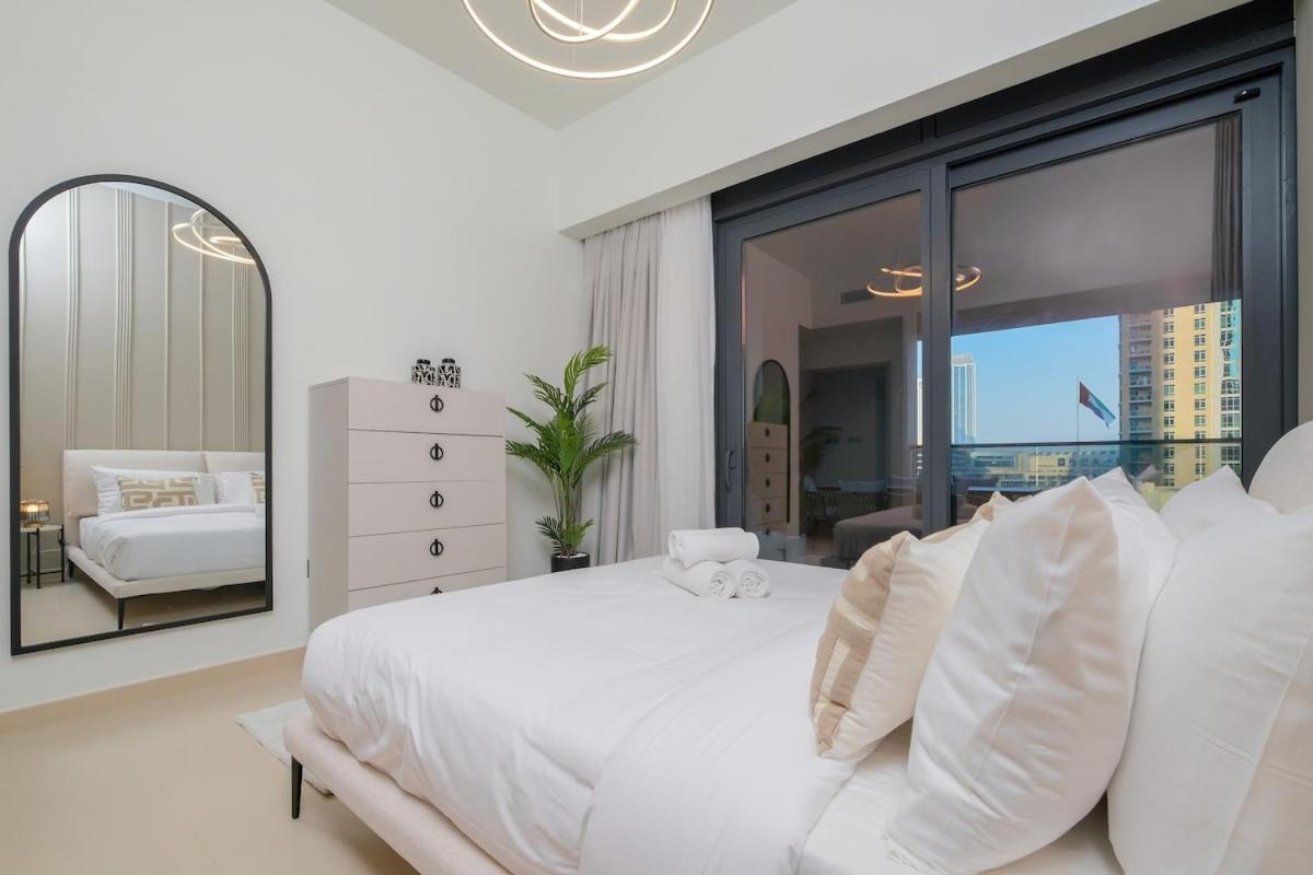 Apartment Luxurious 2-bedroom Escape With Burj Khalifa Views At Act One In Downtown Dubai