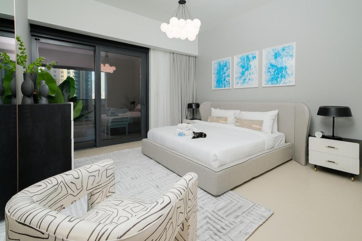 Luxurious 2-bedroom Escape With Burj Khalifa Views At Act One In Downtown Apartment