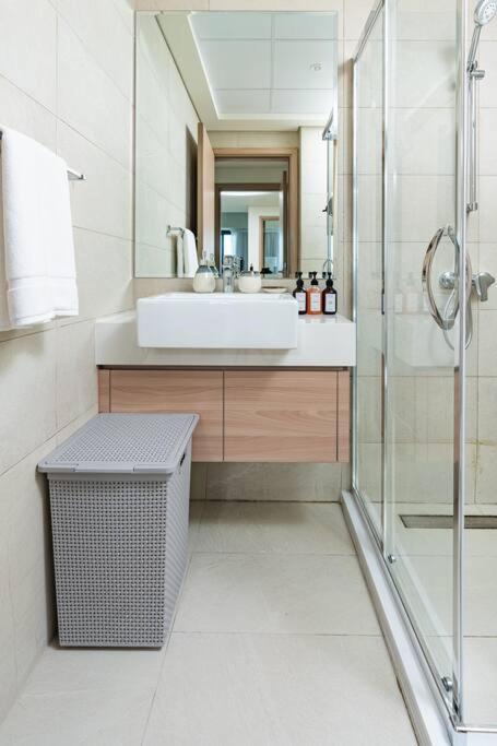 Nasma - Modern 3br Oasis With Balcony In Azizi Riviera Apartment