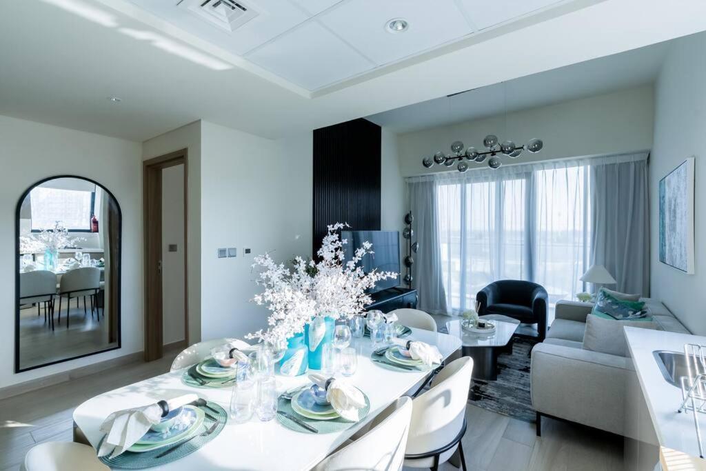 Nasma - Modern 3br Oasis With Balcony In Azizi Riviera *