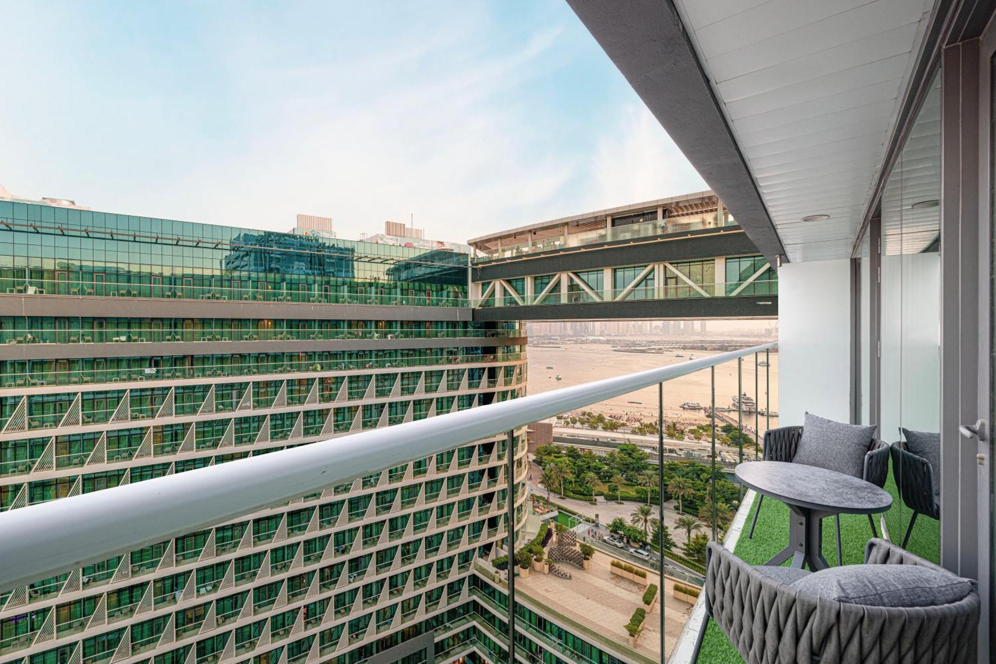 Palm Jumeirah - Free Infinity Pool & Private Beach Dubai