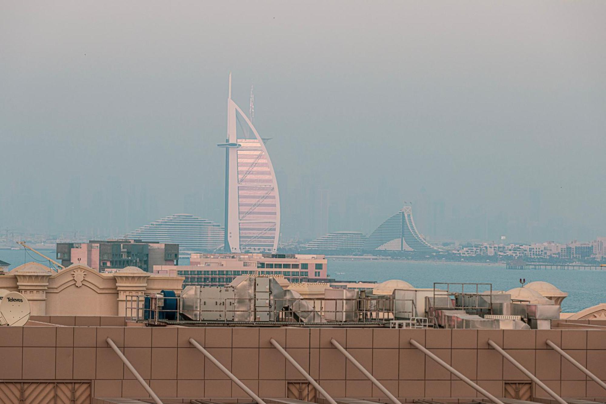 Palm Jumeirah - Free Infinity Pool & Private Beach Apartment Dubai