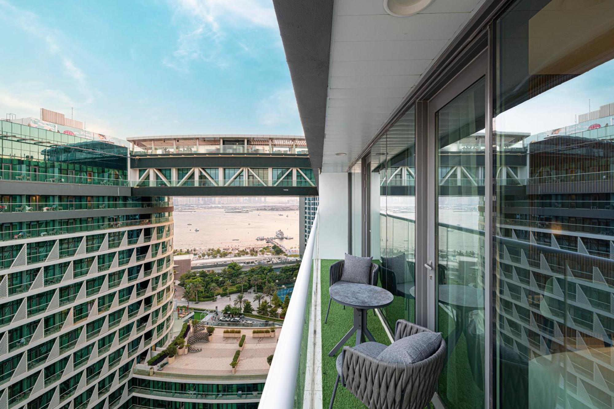 Palm Jumeirah - Free Infinity Pool & Private Beach *