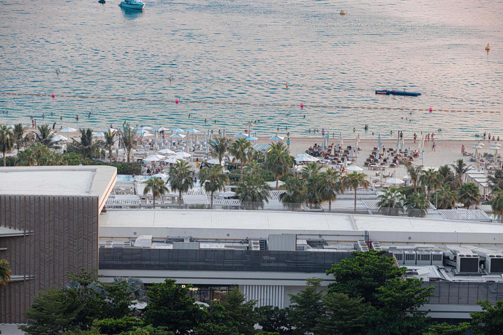 Palm Jumeirah - Free Infinity Pool & Private Beach Apartment *
