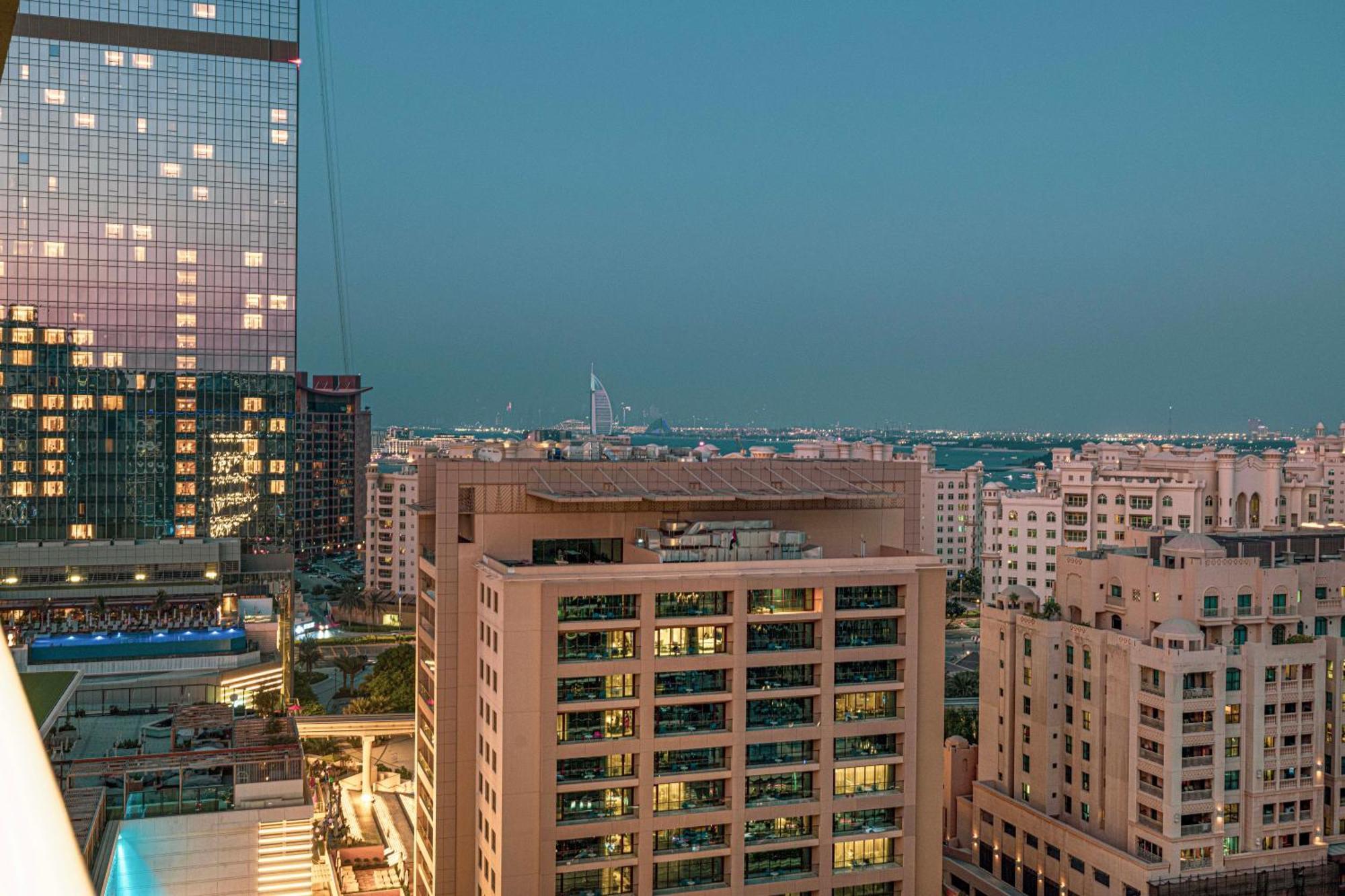 Palm Jumeirah - Free Infinity Pool & Private Beach Apartment