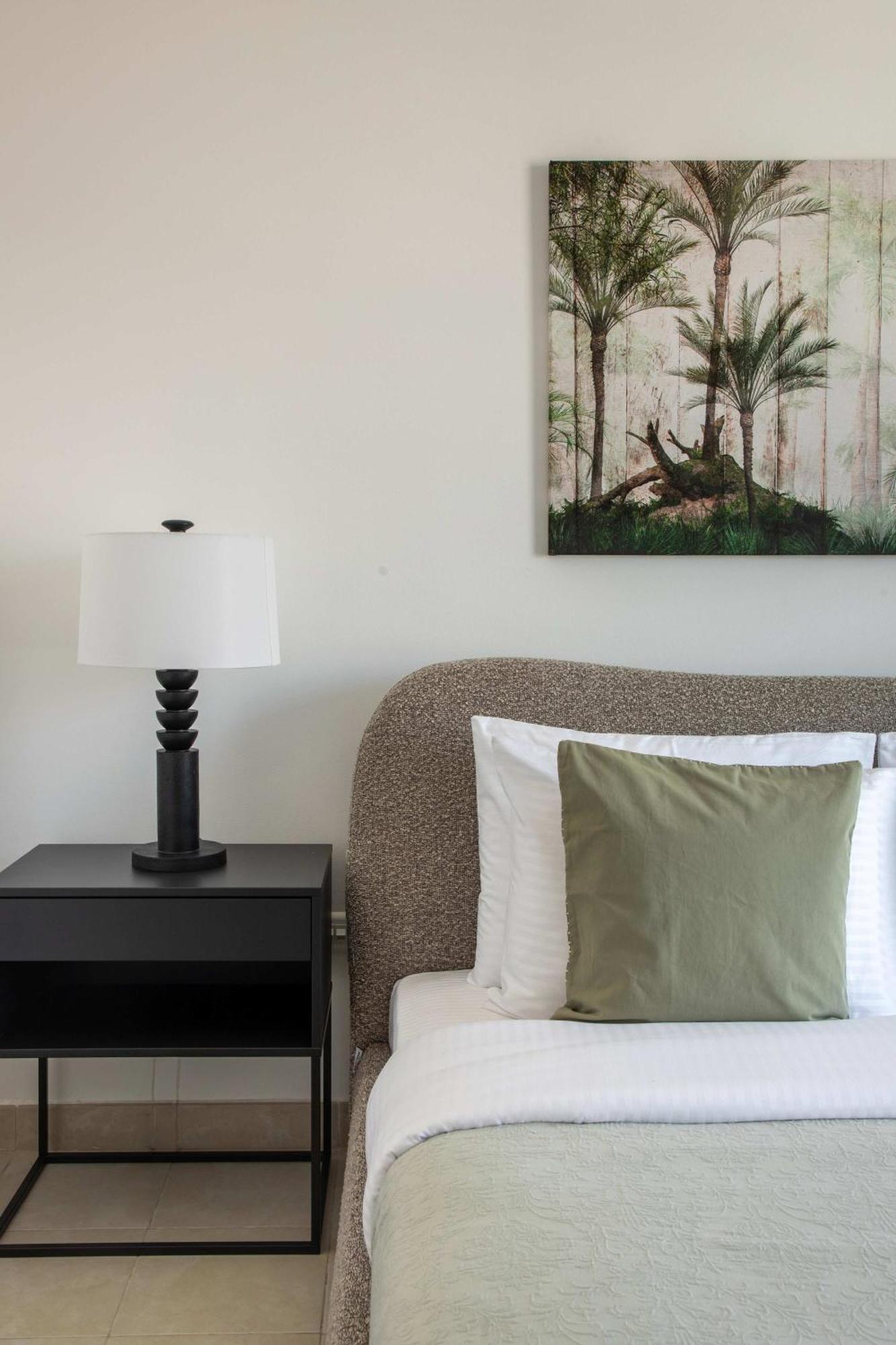 Frank Porter - Madina Tower Apartment *