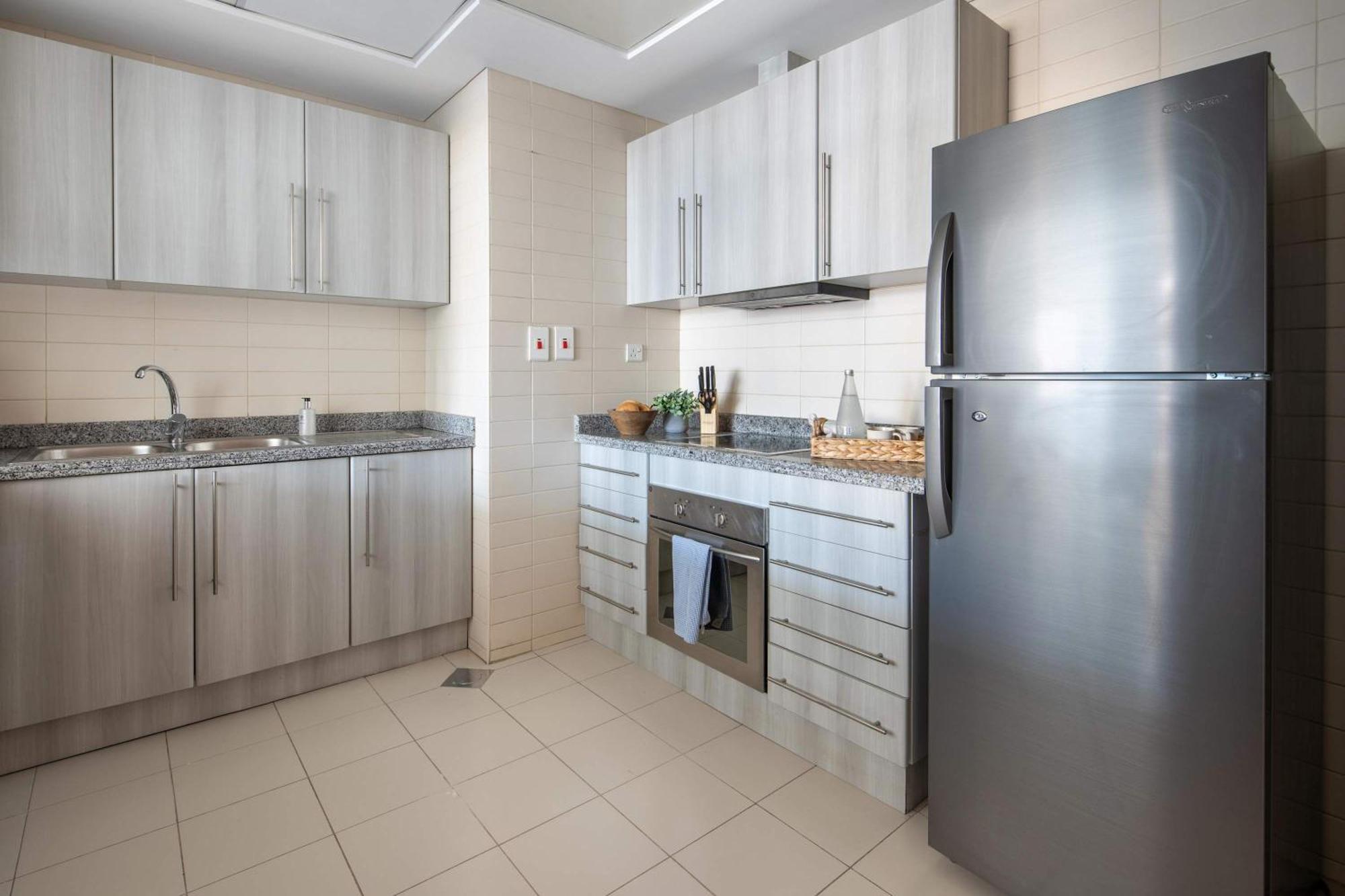 Frank Porter - Madina Tower Apartment Dubai