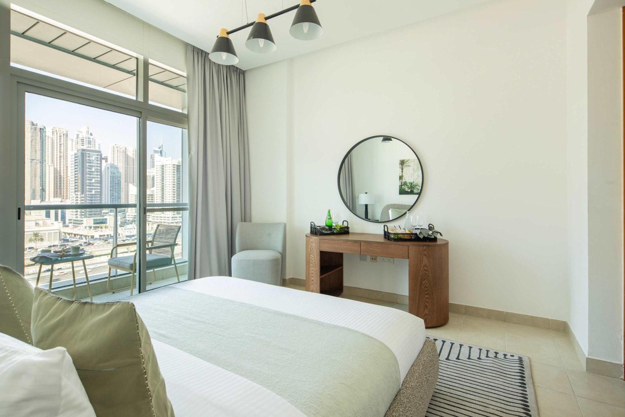 Frank Porter - Madina Tower Apartment Dubai