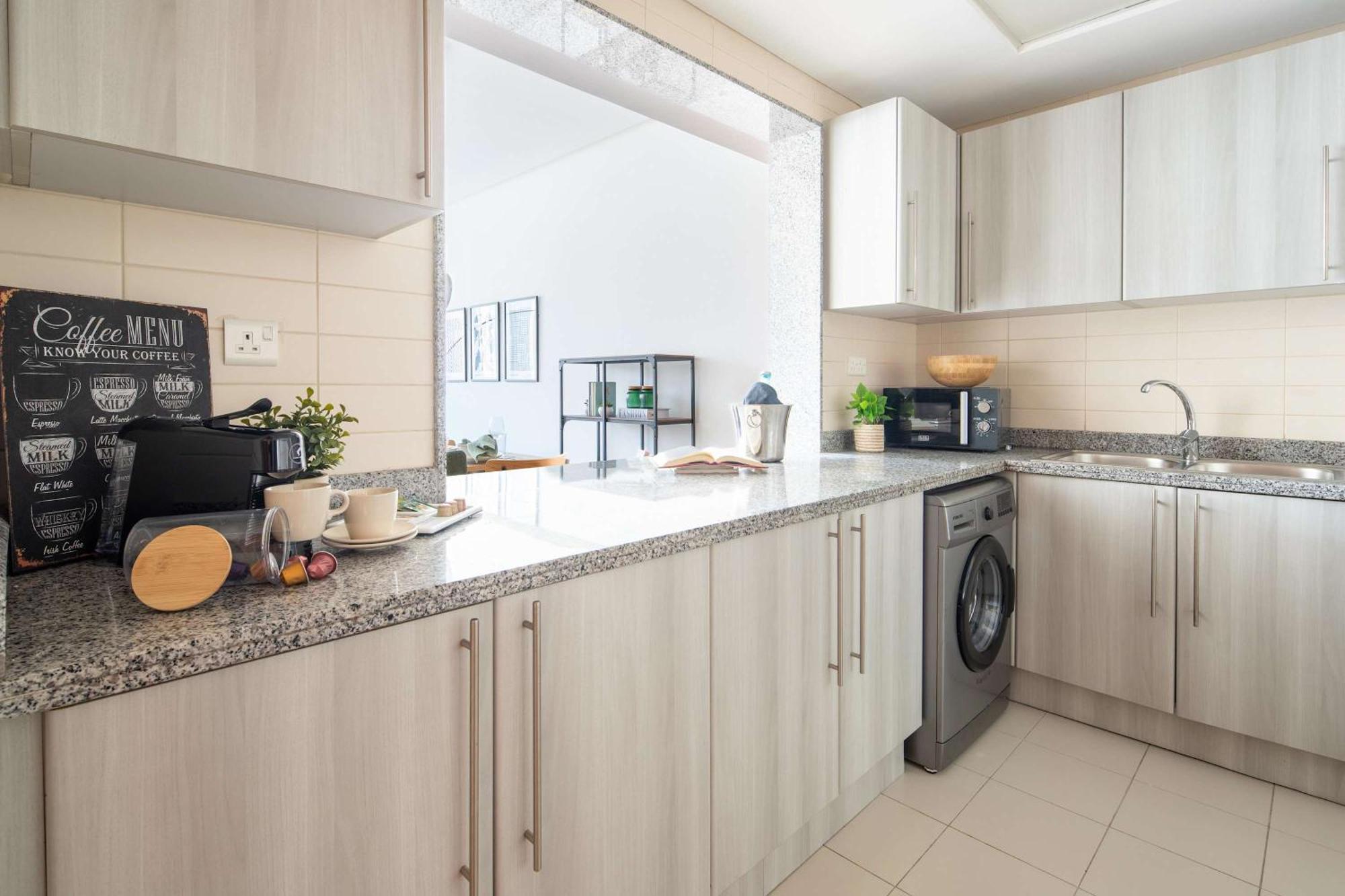 Frank Porter - Madina Tower Apartment Dubai