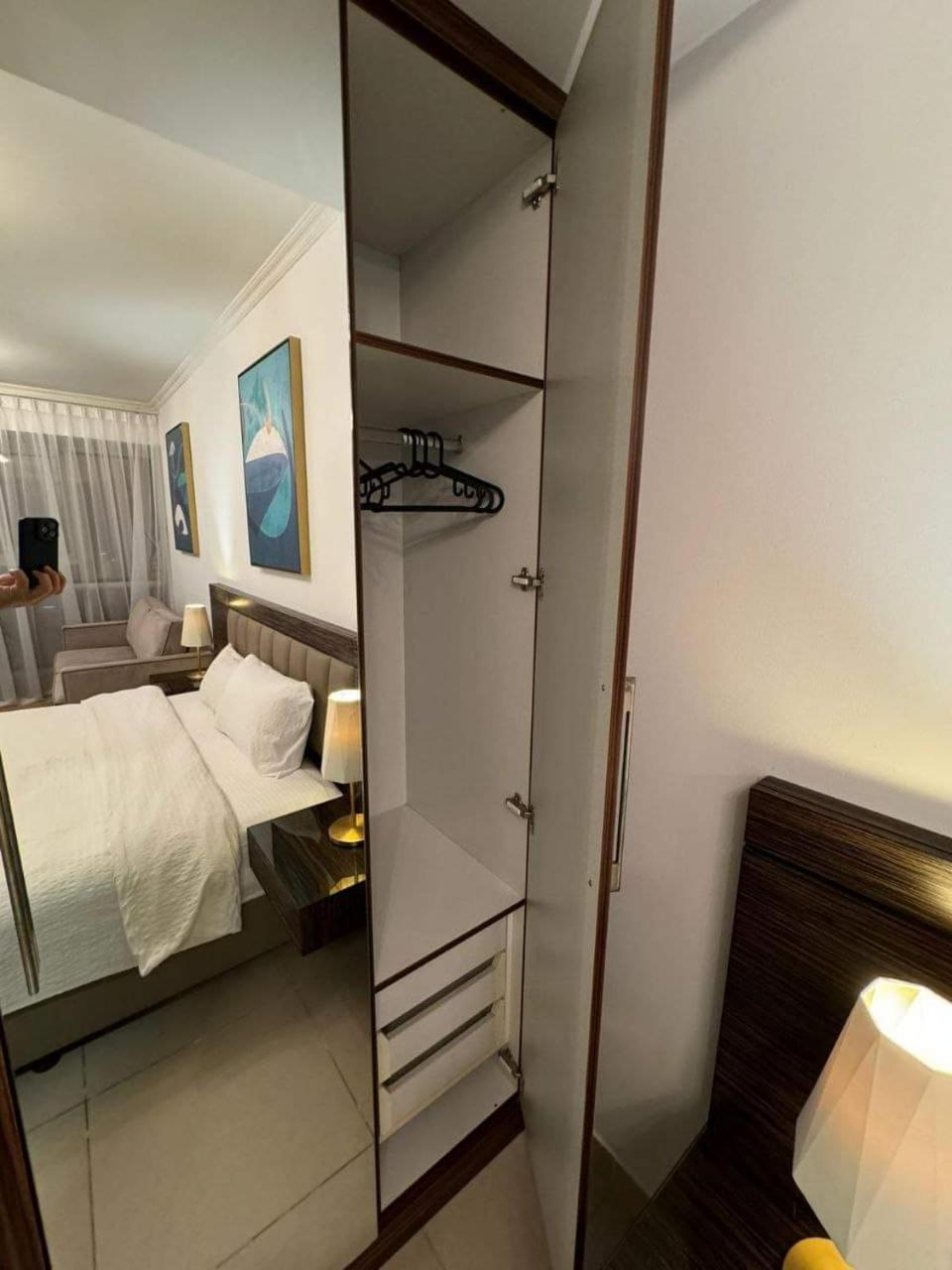 Stunning - High Floor - Canal View - Goldcrest Exectutive Tower Apartment Dubai