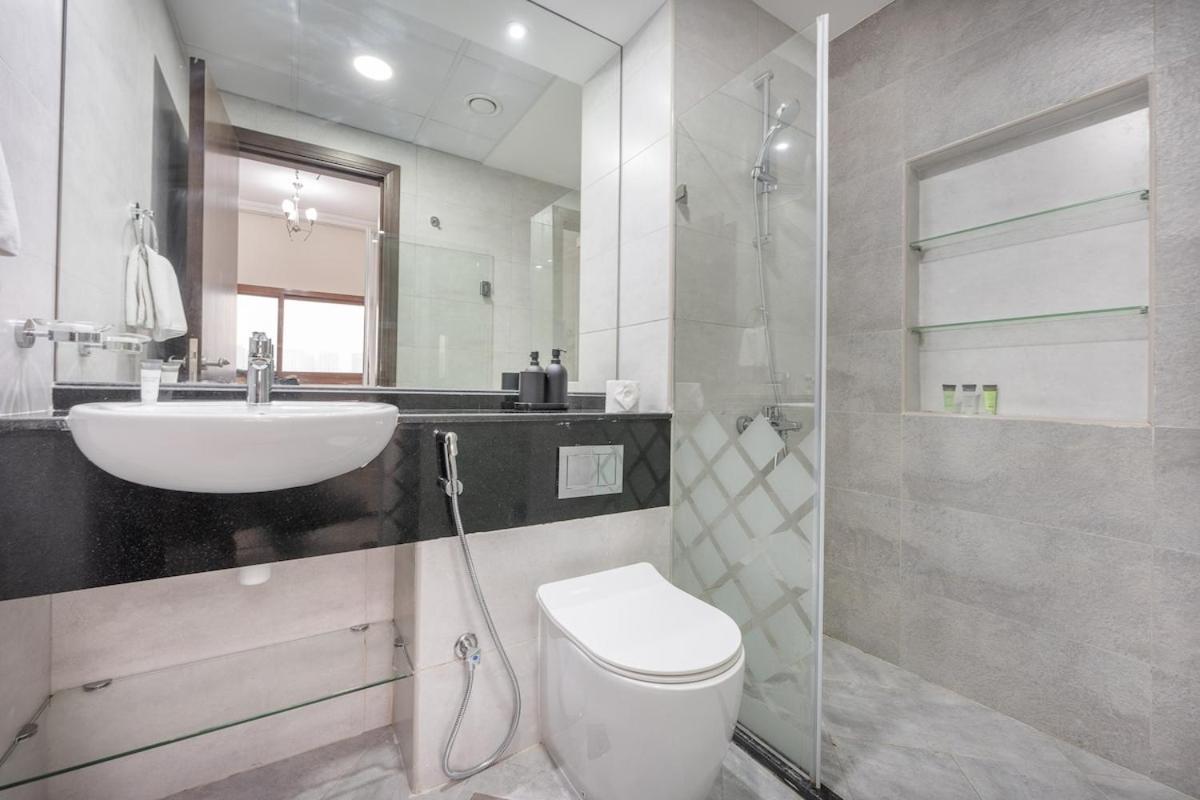 Elegant 2-bedroom With Modern Kitchenette In Jvc *