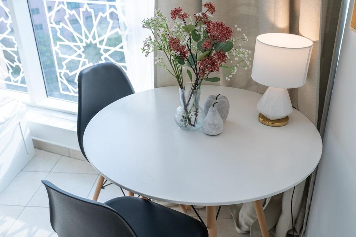 Trendy With Fitted Kitchen In Discovery Gardens
