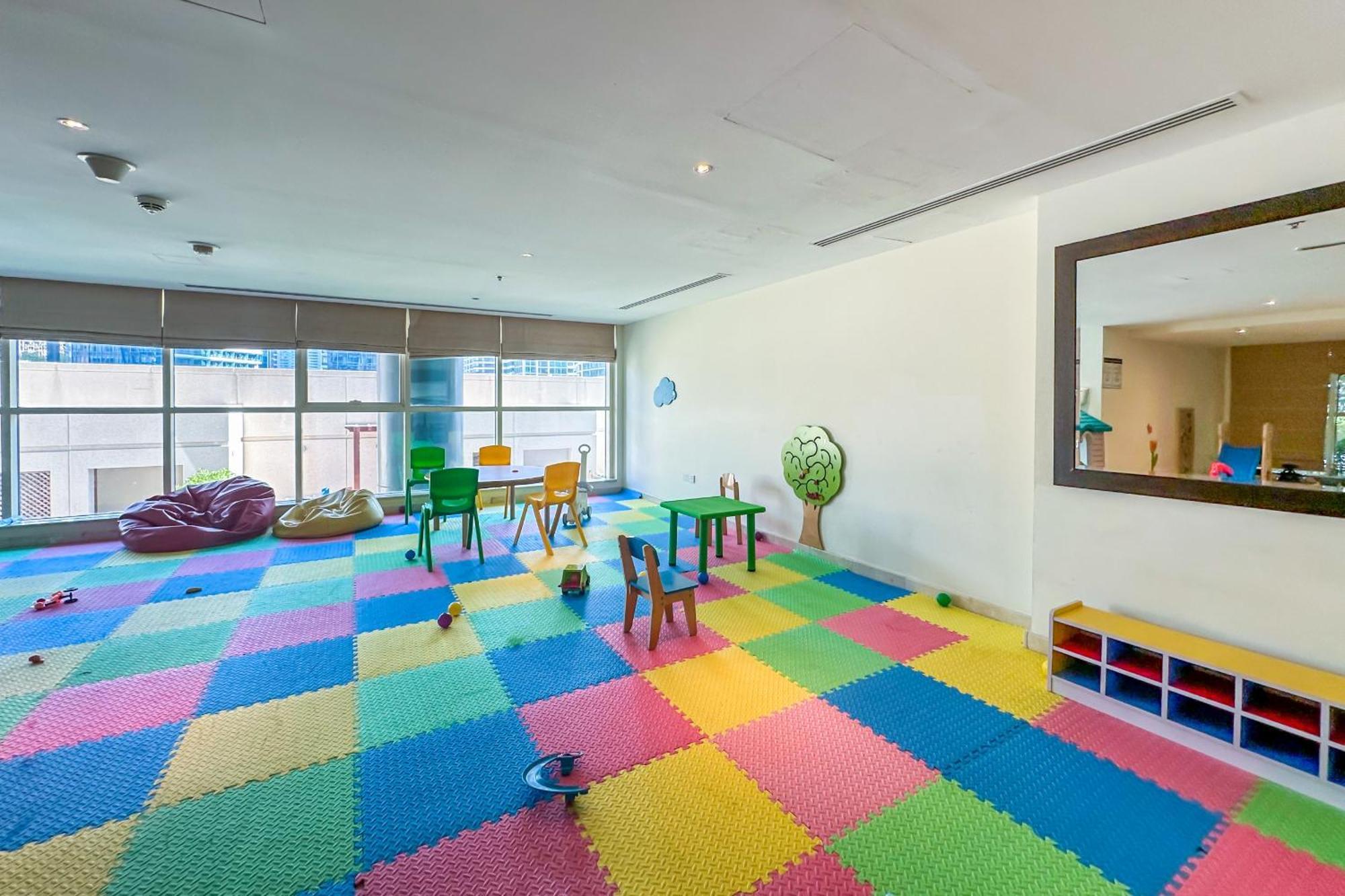 Marina Quays West-charming 1-br Retreat In The Heart Of Marina
