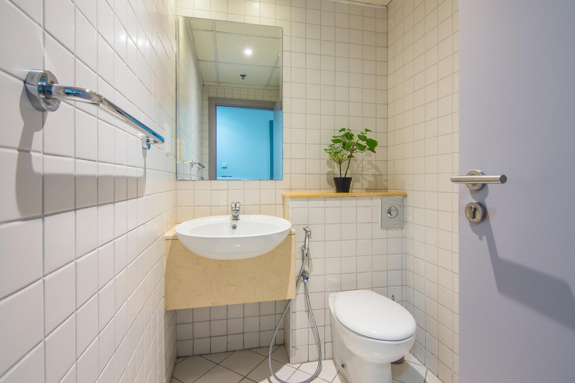 Marina Quays West-charming 1-br Retreat In The Heart Of Marina *