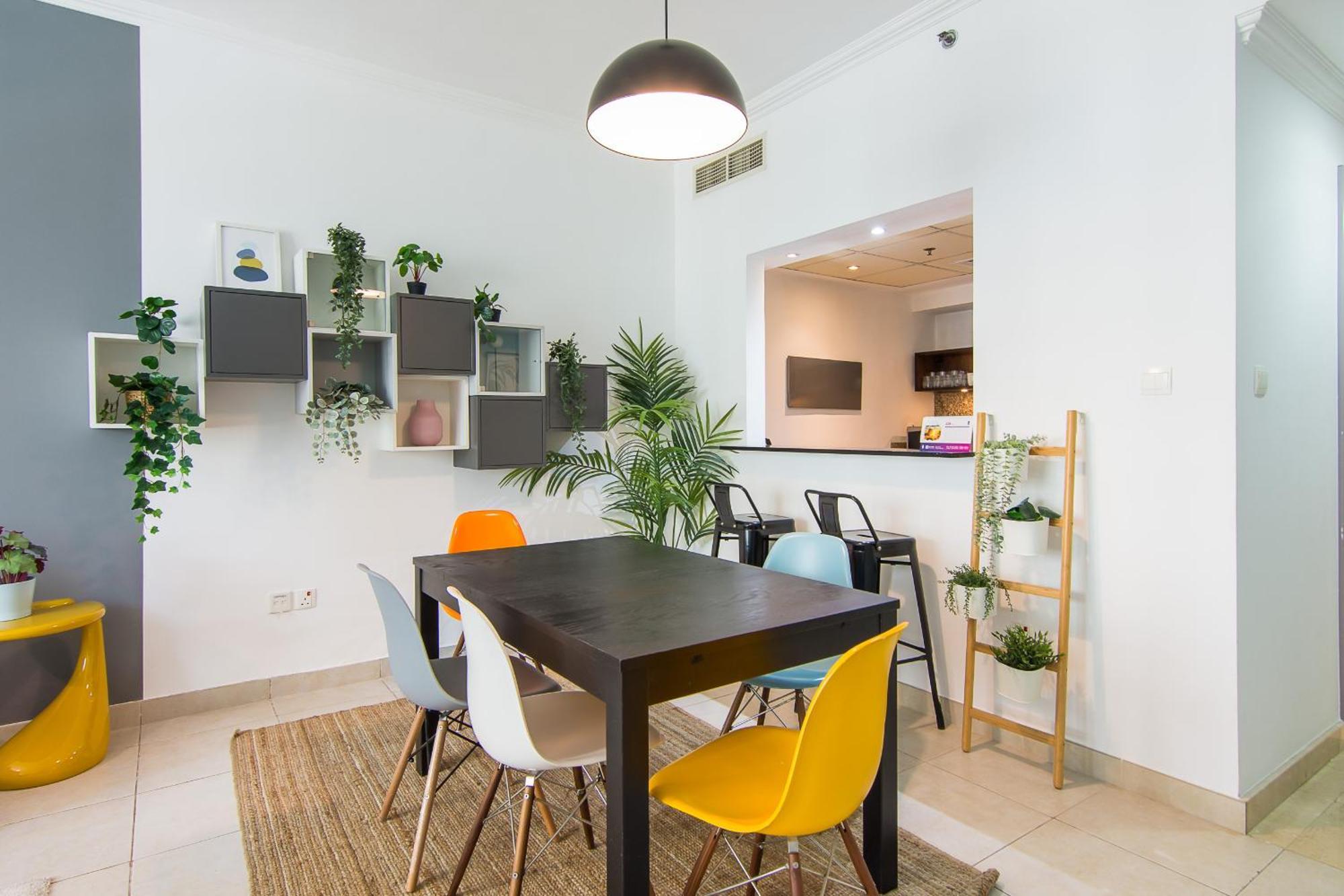 Marina Quays West-charming 1-br Retreat In The Heart Of Marina