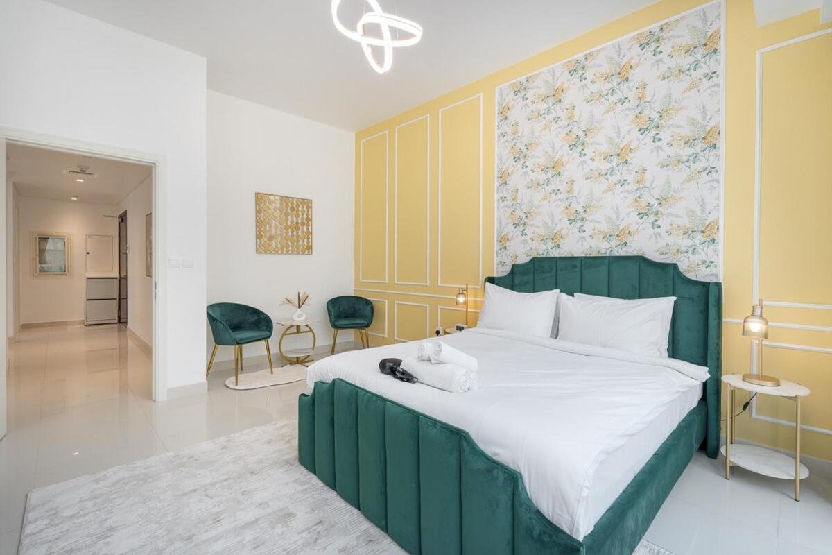 Glamorous 2-bedroom Retreat In Blvd Crescent Near Mall *