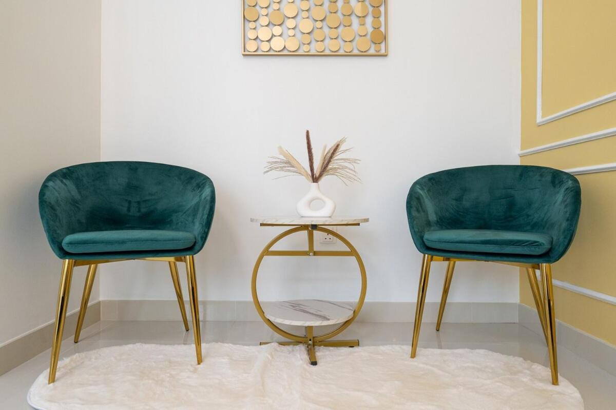 Apartment Glamorous 2-bedroom Retreat In Blvd Crescent Near Mall