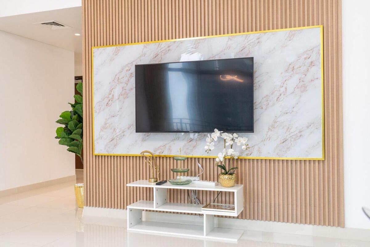 Glamorous 2-bedroom Retreat In Blvd Crescent Near Mall Apartment Dubai
