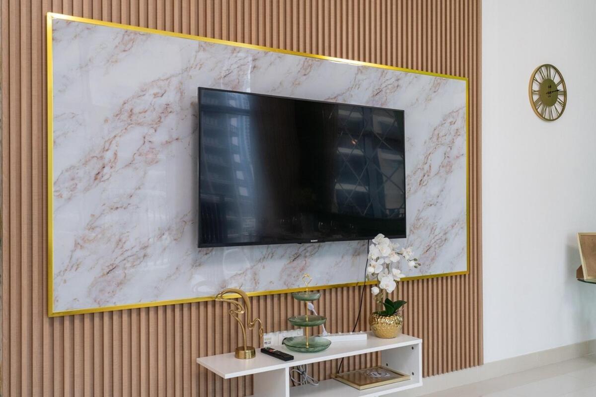Apartment Glamorous 2-bedroom Retreat In Blvd Crescent Near Mall Dubai