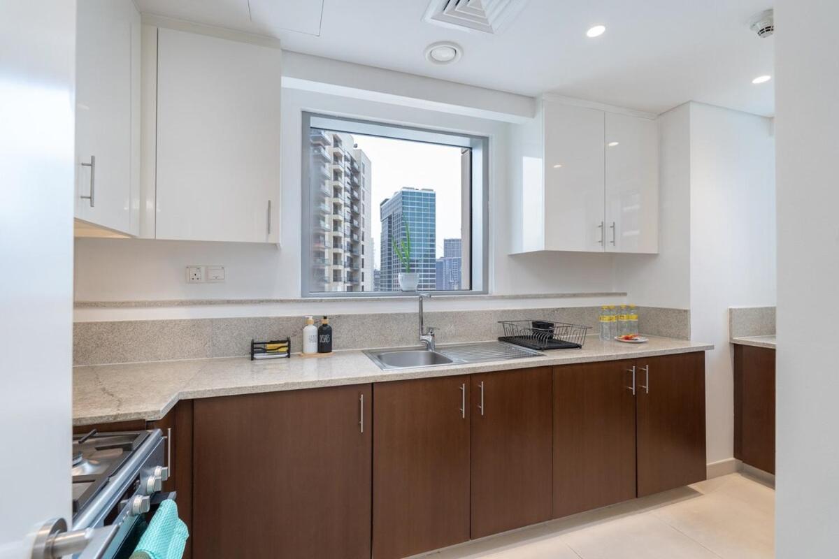 Glamorous 2-bedroom Retreat In Blvd Crescent Near Mall Dubai