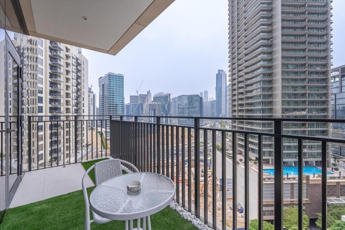Glamorous 2-bedroom Retreat In Blvd Crescent Near Mall Dubai