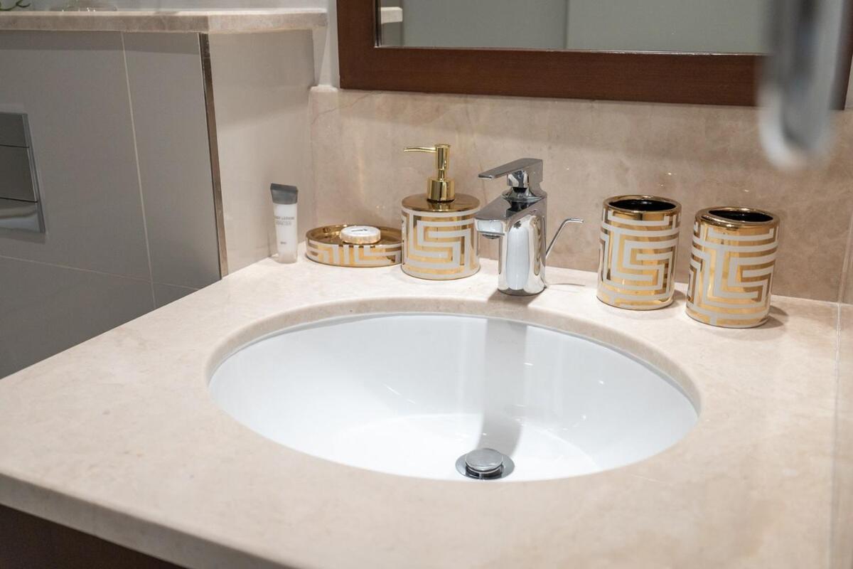 Glamorous 2-bedroom Retreat In Blvd Crescent Near Mall *
