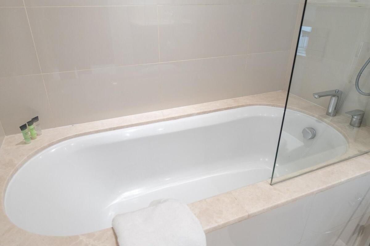 Glamorous 2-bedroom Retreat In Blvd Crescent Near Mall Apartment
