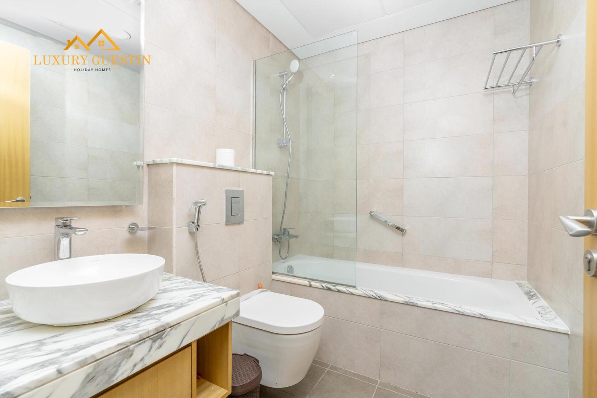 Elegant 2-br With Canal & Views Pool Amenities Dubai