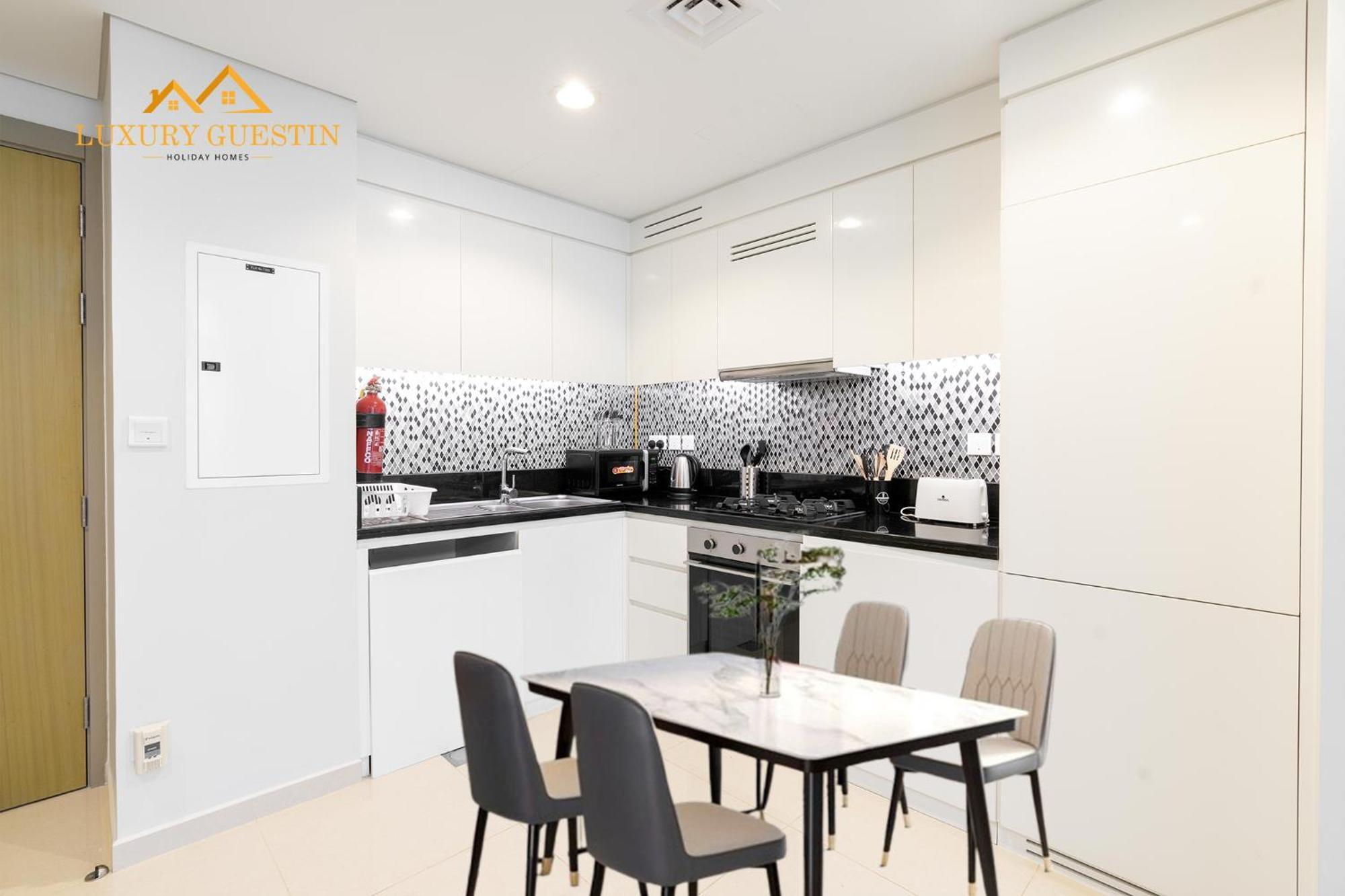 Elegant 2-br With Canal & Views Pool Amenities Apartment