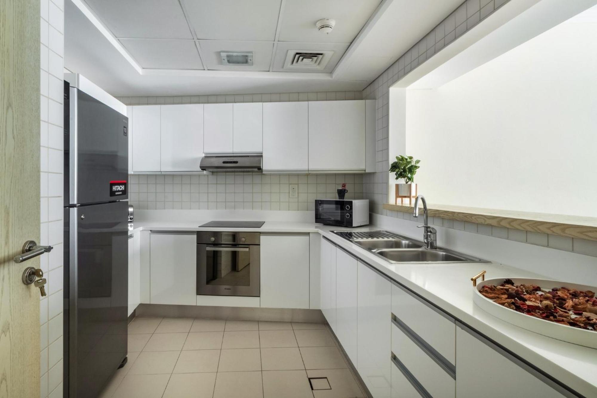 Beachy Getaway In Jbr With Private Access Apartment *