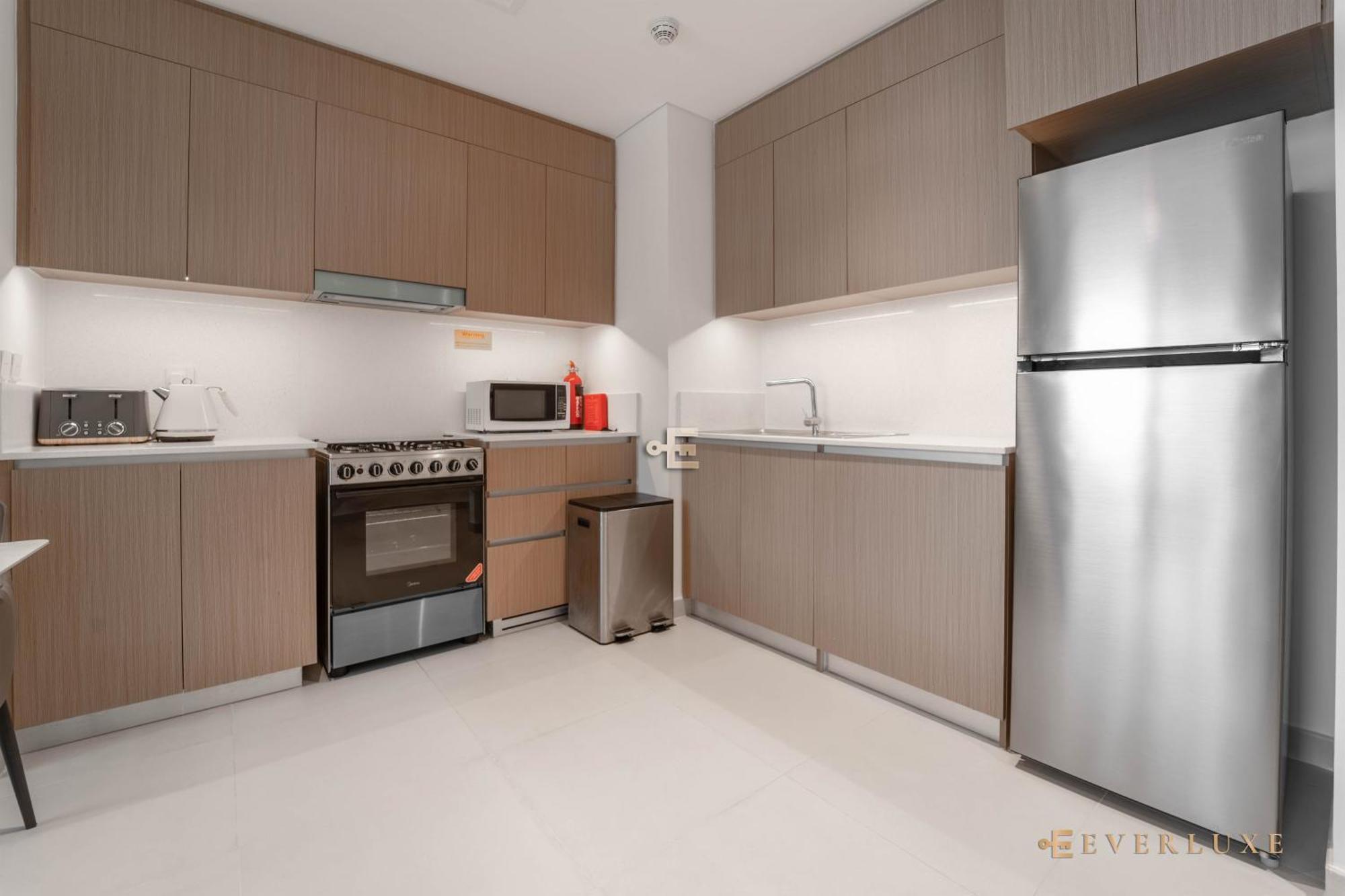 1-bedroom In Summer At Creek