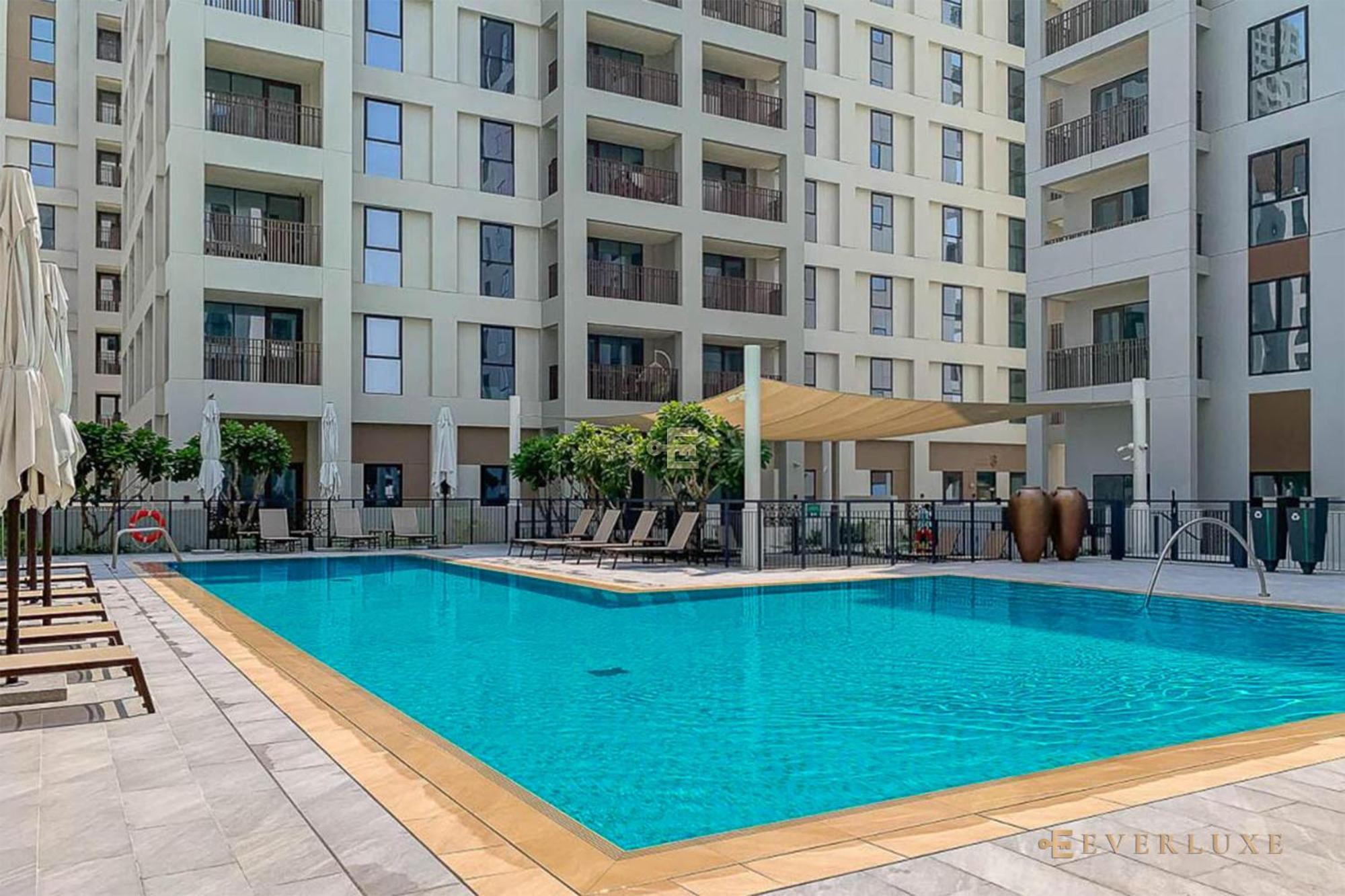 1-bedroom In Summer At Creek
