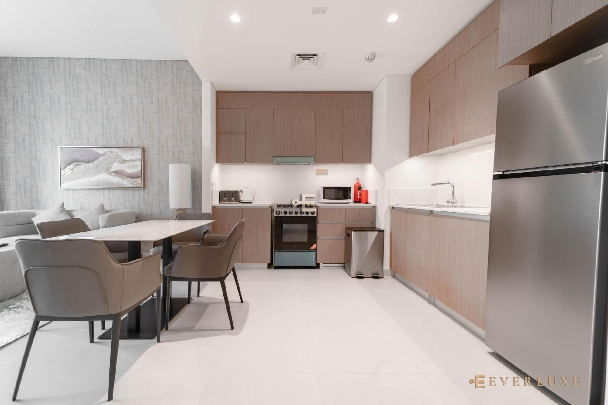 1-bedroom In Summer At Creek