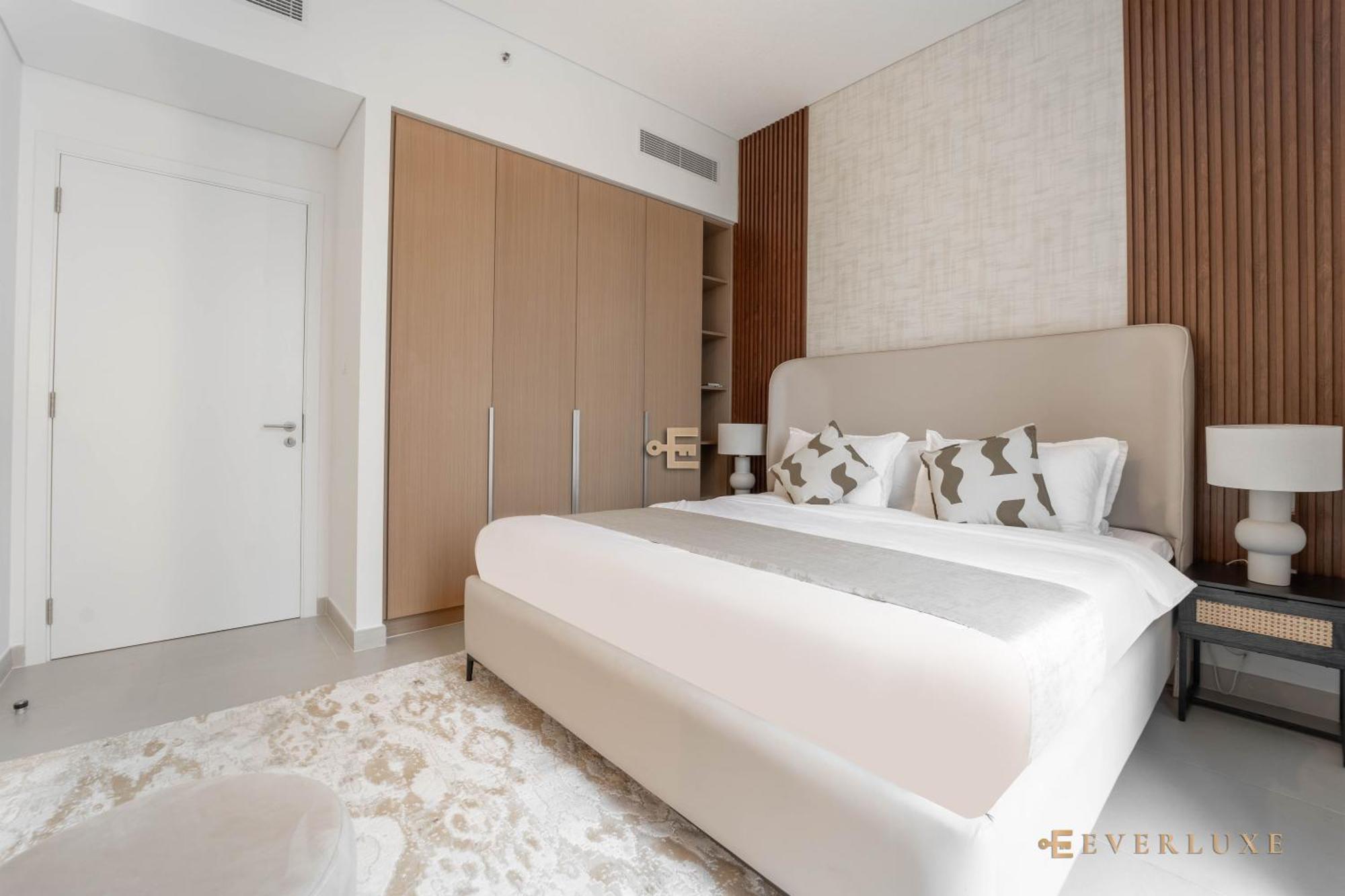 1-bedroom In Summer At Creek