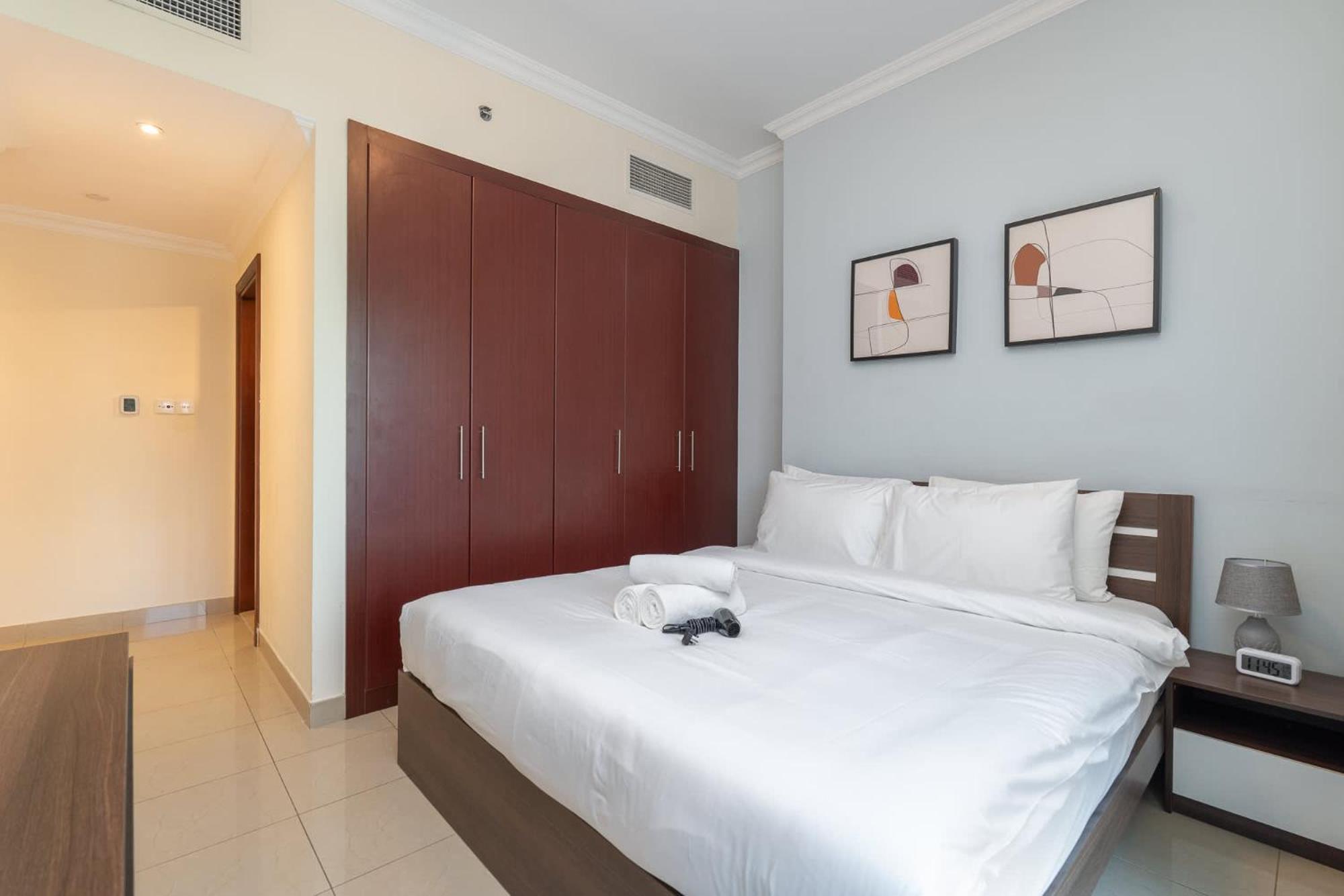 Delightful 2-bedrooms With Homey Charm In Marina Apartment *