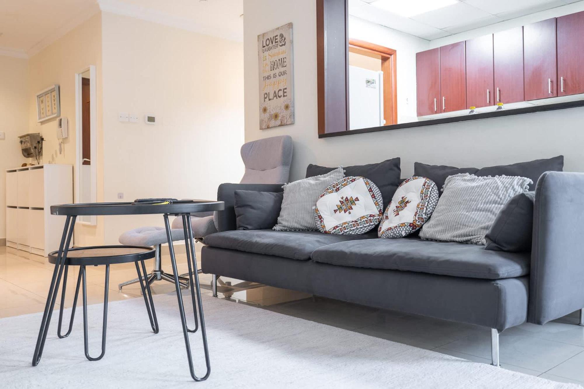 Delightful 2-bedrooms With Homey Charm In Marina Apartment