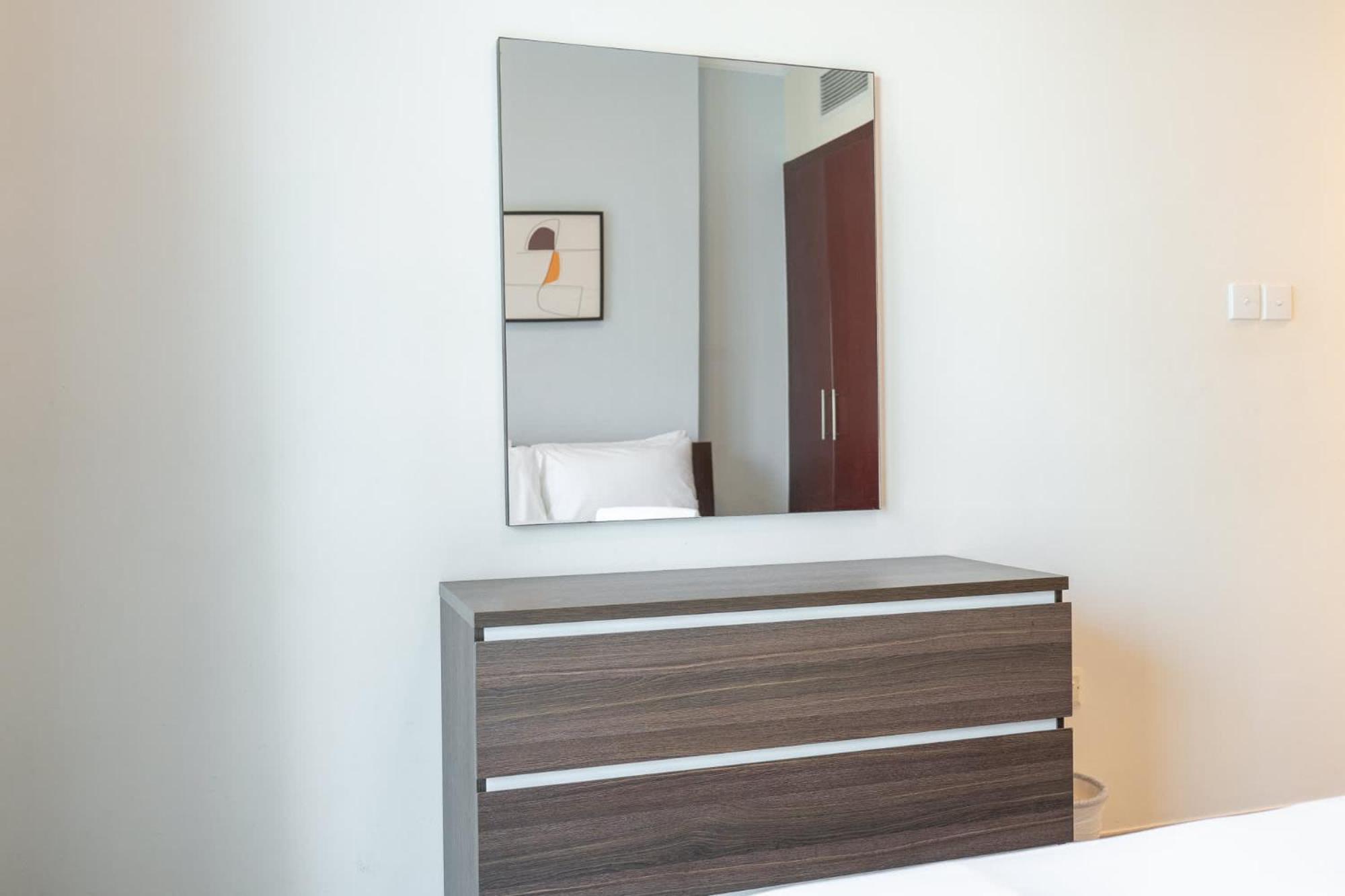 Delightful 2-bedrooms With Homey Charm In Marina Apartment