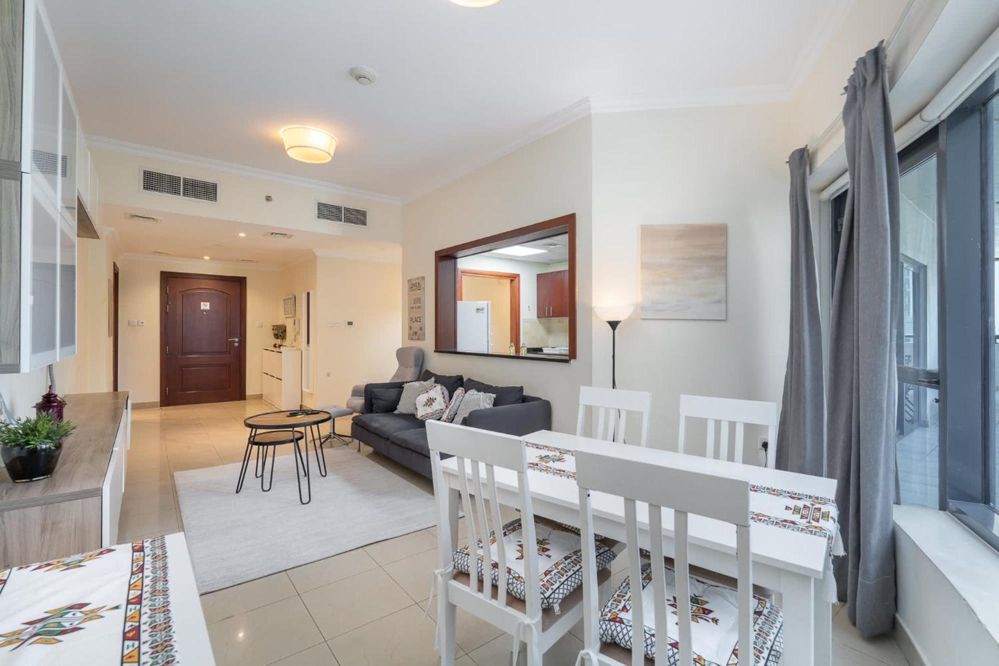 Delightful 2-bedrooms With Homey Charm In Marina
