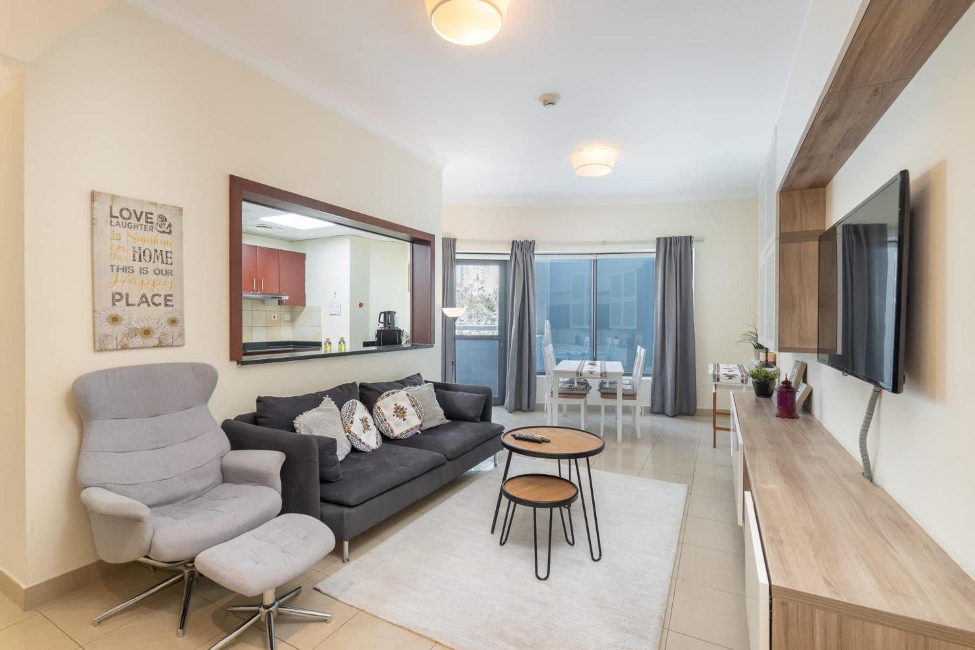 Delightful 2-bedrooms With Homey Charm In Marina Apartment *
