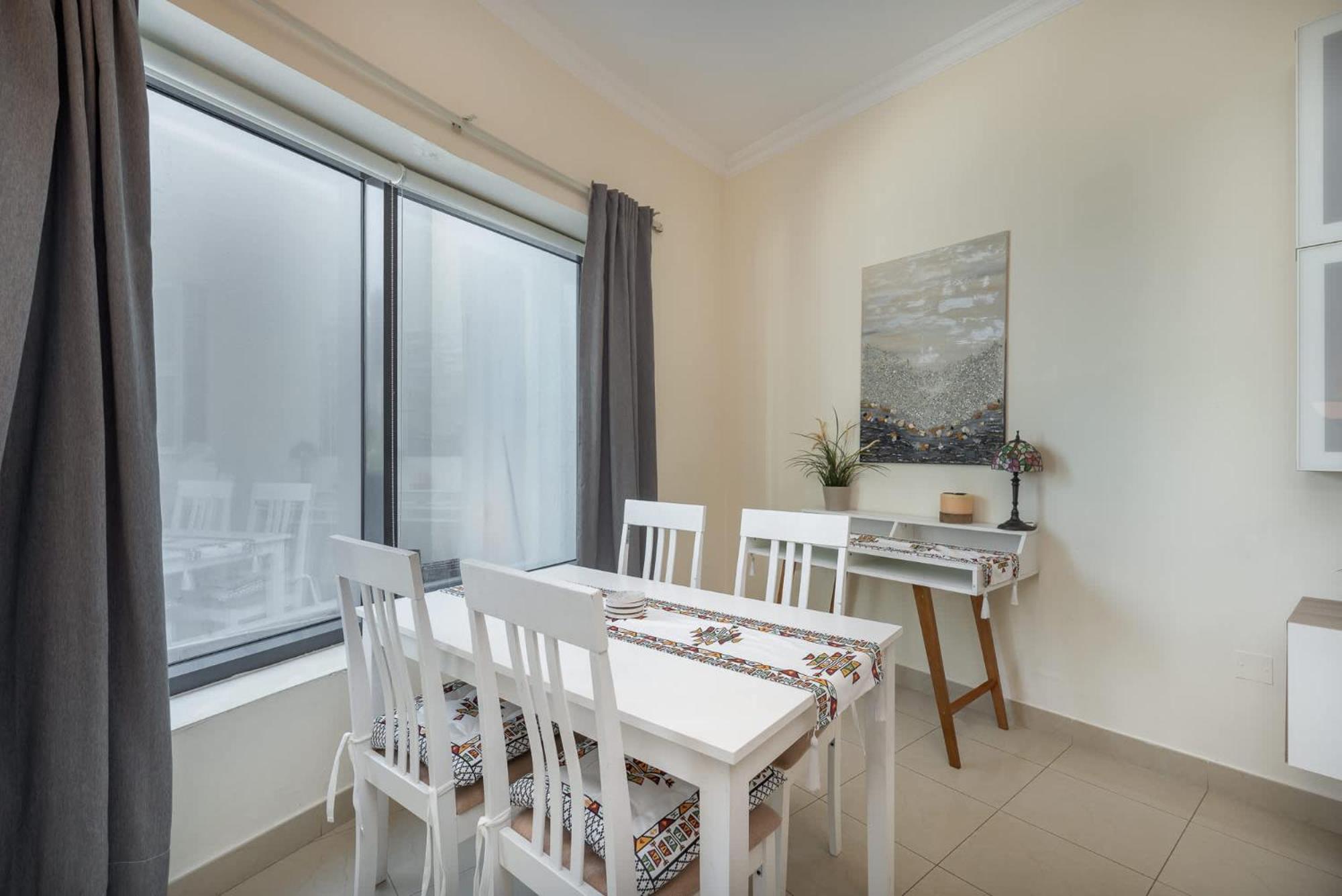 Delightful 2-bedrooms With Homey Charm In Marina *