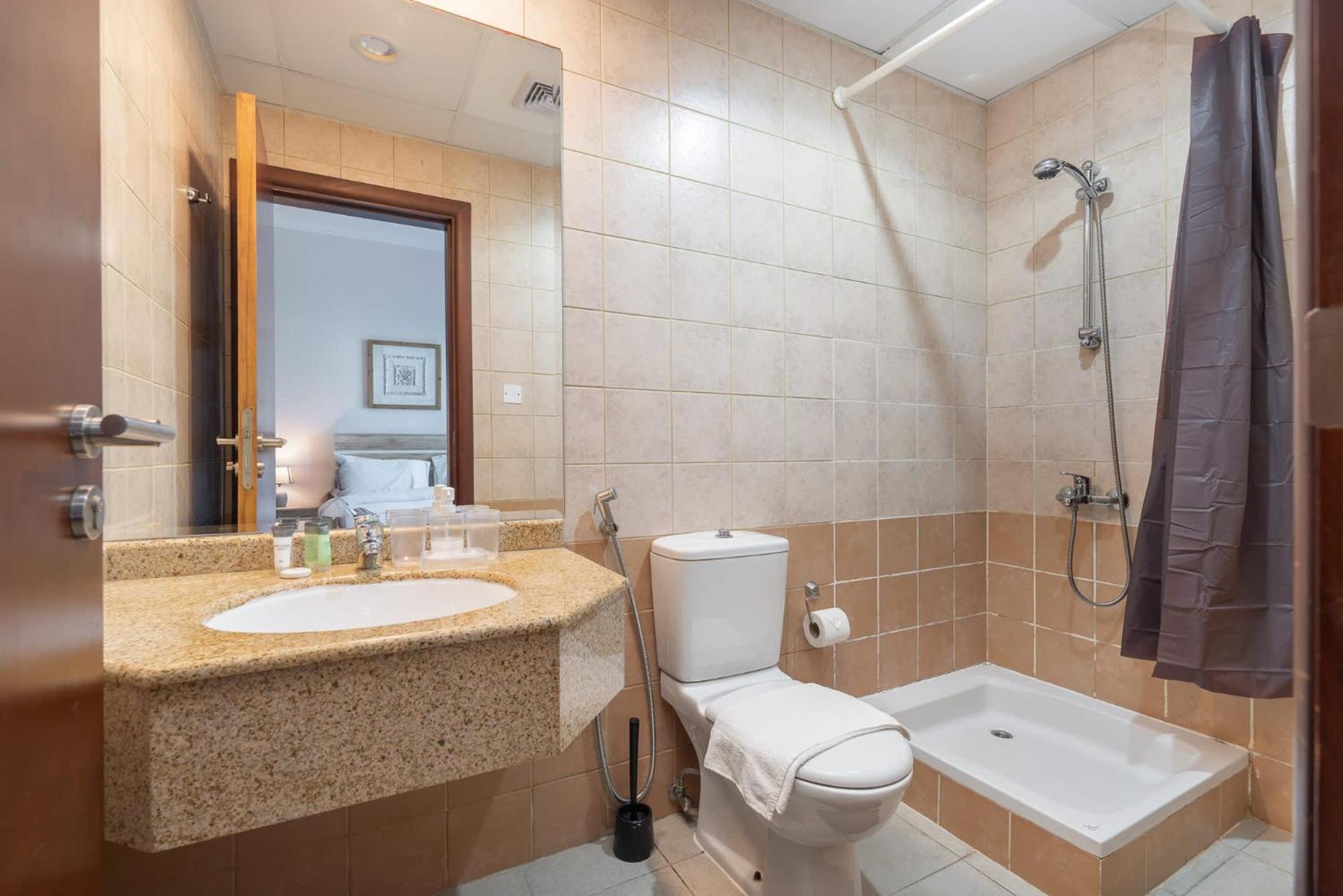 Delightful 2-bedrooms With Homey Charm In Marina Apartment