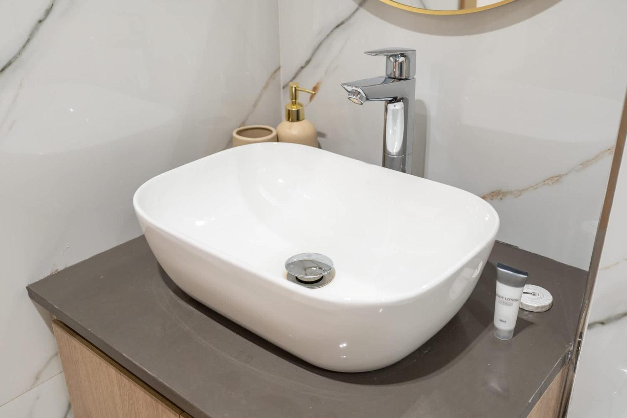 Chic Modern For 2 In Jvc! Apartment
