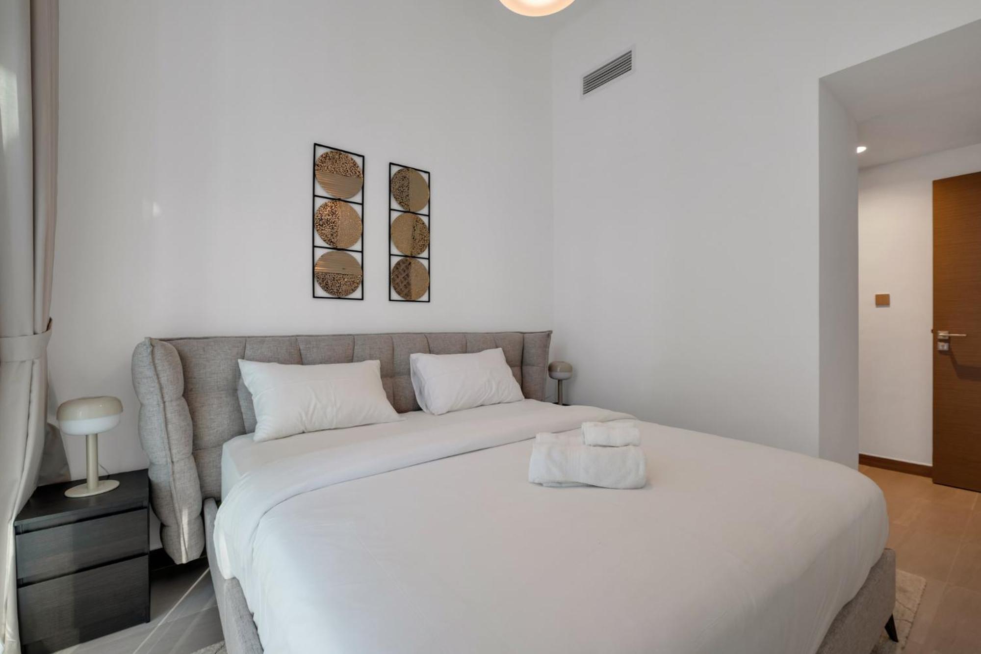 Apartment 2br Luxury Retreat - Stunning Canal And Sea View *