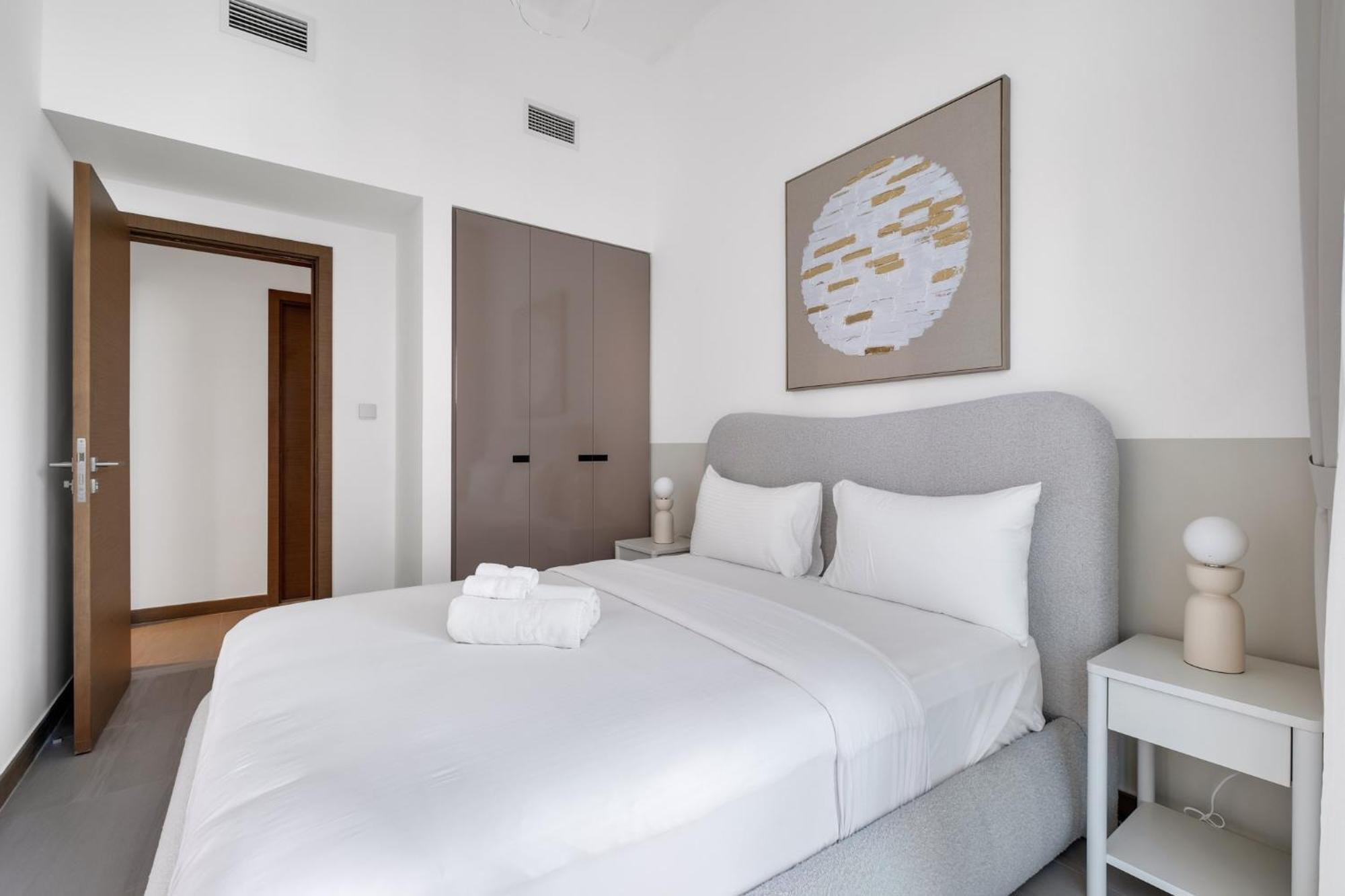 Apartment 2br Luxury Retreat - Stunning Canal And Sea View *