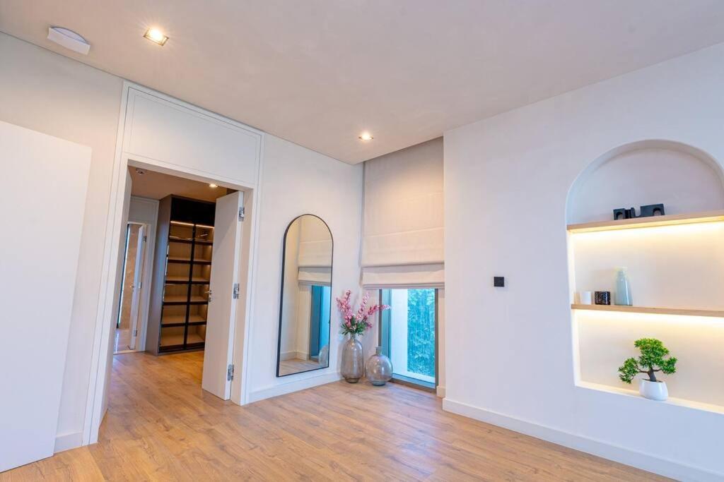Hills - Modern 5 Bedroom Expansive By Tlre Homes Apartment *