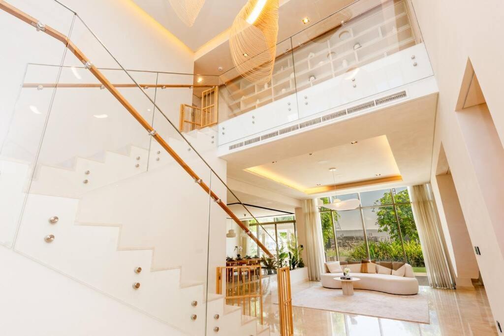 Hills - Modern 5 Bedroom Expansive By Tlre Homes