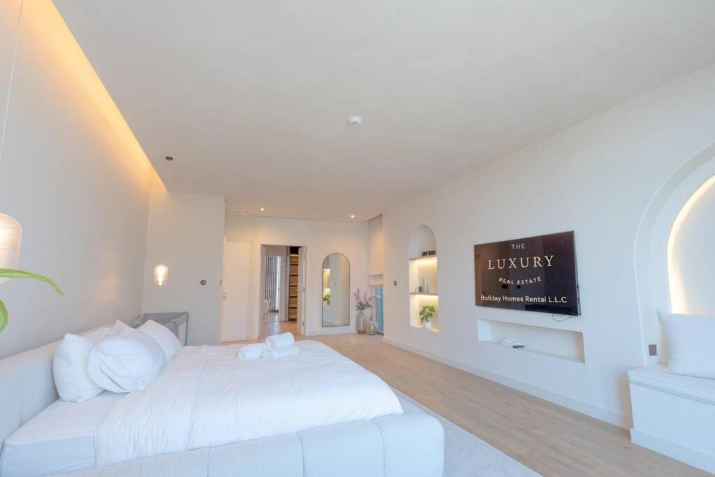 Hills - Modern 5 Bedroom Expansive By Tlre Homes *