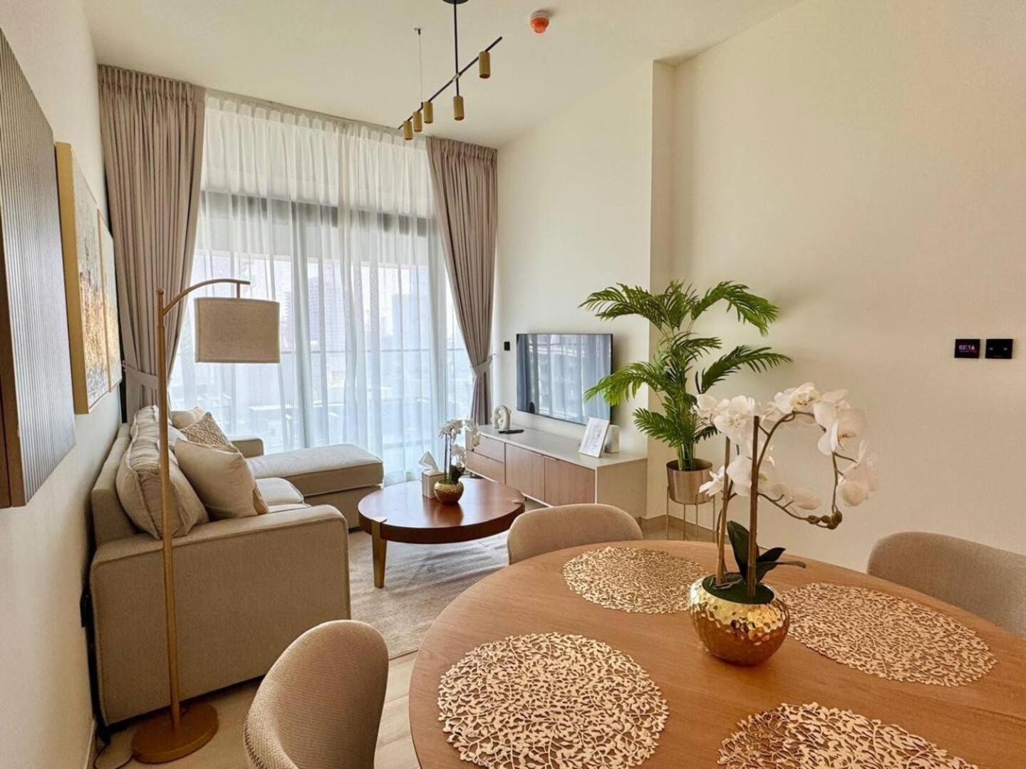 Elegant 2-bedroom Apartment *